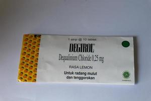 yakarta, indonesia en diciembre de 2022. foto blanca aislada de cloruro de decualinio degirol 0,25 mg