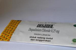 yakarta, indonesia en diciembre de 2022. foto blanca aislada de cloruro de decualinio degirol 0,25 mg