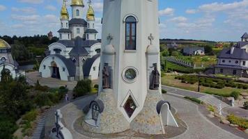 buky, ukraine landschaftspark, kirche st. Eugen, Luftaufnahme. video