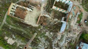 vista aérea de una fábrica destruida. restos de edificaciones. video