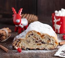 rebanada de pastel europeo tradicional stollen con nueces y frutas confitadas foto