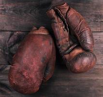 guantes de boxeo marrones muy viejos foto