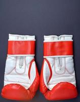 par de guantes de boxeo de cuero rojo y blanco foto