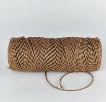 Cuerda marrón de yute, fondo blanco. foto