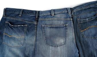 varios jeans clásicos azules doblados en fila foto