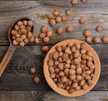 nueces de avellana en un tazón de madera marrón foto