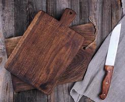 dos viejas tablas de cortar de madera y un cuchillo foto