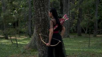 ein Mädchen, das in Panik gerät, während es allein im Wald einen Feind jagt video