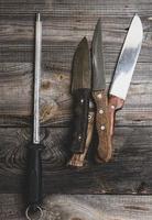 cuchillo con afilado sobre la mesa foto