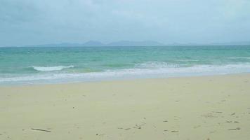 sand mit unscharfem tropischem strand-bokeh-hintergrund der ozeanwasserwelle, sommerferien und reisekonzept mit kopienraum, thailand video