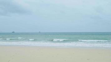 sand med suddig hav vatten Vinka tropisk strand bokeh bakgrund, sommar semester och resa begrepp med kopia Plats, thailand video