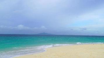 sabbia con sfocato oceano acqua onda tropicale spiaggia bokeh sfondo, estate vacanza e viaggio concetto con copia spazio, Tailandia video