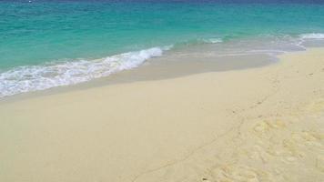 sand med suddig hav vatten Vinka tropisk strand bokeh bakgrund, sommar semester och resa begrepp med kopia Plats, thailand video