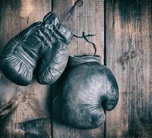 guantes de boxeo negros muy viejos foto