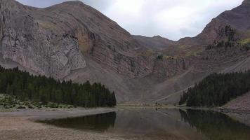 lago dos pirineus ibon de plan, espanha video