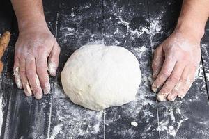 masa de levadura amasada hecha de harina de trigo blanco foto