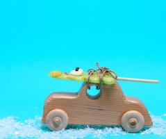 coche infantil de madera sobre un fondo azul foto