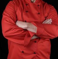 el chef con uniforme rojo cruzó los brazos sobre el pecho foto