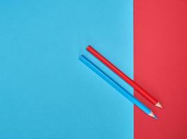 lápices de madera rojos y azules sobre fondo abstracto de color