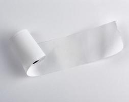 el trozo de papel blanco está torcido, fondo blanco foto