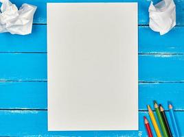 hoja de papel rectangular blanca en blanco y trozos de papel arrugados foto
