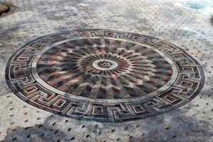 mosaico sobre las ruinas de una antigua fortaleza en israel. foto