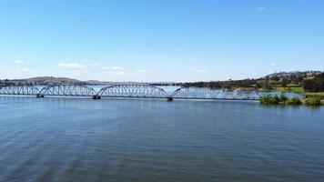 les images du point de vue du drone aérien au pont de bethanga sont un pont routier en treillis d'acier qui porte l'autoroute riverina à travers le lac hume, un lac artificiel sur la rivière murray. video