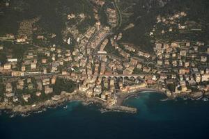 aldea de bogliasco génova italia paisaje aéreo panorama desde el avión foto