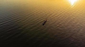 vista aérea del paisaje puesta de sol con embalse y balsa casa tailandia foto