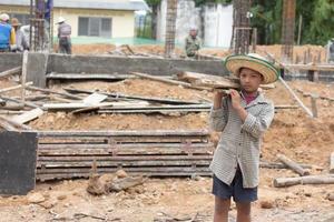 niños que trabajan en obras de construcción, violencia infantil y concepto de trata, trabajo anti-infantil, día de los derechos el 10 de diciembre. foto