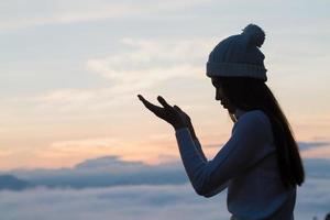 mujer manos orando a dios mujer orar por dios bendiciendo a desear tener una vida mejor. pidiendo perdón y creer en la bondad. foto