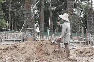 niños maduros obligados a trabajar debido a la pobreza... violencia infantil y concepto de trata, contra el trabajo infantil, día de los derechos el 10 de diciembre. foto