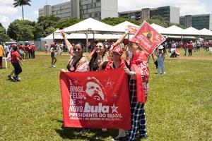 brasilia, brasil 1 de enero de 2023 partidarios de lula reunidos frente al congreso nacional mostrando apoyo al presidente lula foto