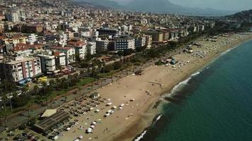 kleopatra strand i alanya, Kalkon. Drönare se kust linje lång strand. sommar, Sol, palmer, sand, hav och alanya slott. video