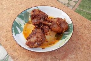 comida tailandesa, pierna de pollo con salsa mala foto