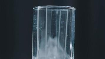 beber agua. mano de mujer vertiendo agua pura fresca de la jarra en un vaso. concepto de salud y dieta. estilo de vida saludable. salud y belleza. hidratación video