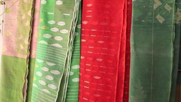 traditioneel kleurrijk jamdani Saree hangende in de kleinhandel showrooms video