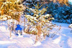 hermosa linterna azul con una vela en la nieve blanca al aire libre foto