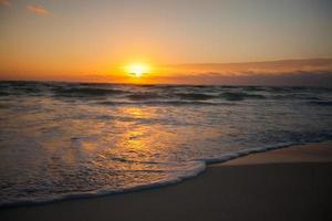 asombrosa puesta de sol colorida en el resort de playa en méxico foto