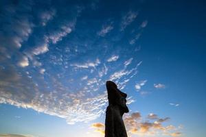 moais en ahu tongariki en isla de pascua foto