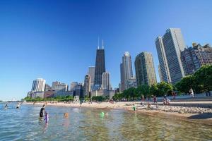 horizonte de chicago desde la playa de la avenida norte foto