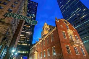 downtowdowntown boston city skyline skyline con antigua casa estatal en massachusetts, estados unidos boston city skyline skyline de massachusetts en estados unidos foto