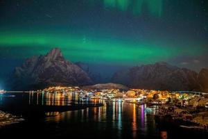 hermoso paisaje natural de lofoten en noruega foto