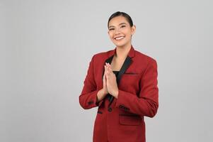 mujer hermosa joven en ropa formal para oficial sobre fondo blanco foto