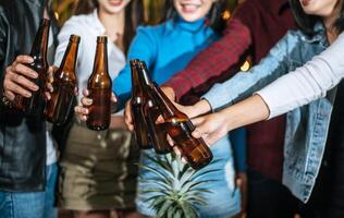 retrato de felices amigos asiáticos cenando juntos - jóvenes brindando con vasos de cerveza cenando al aire libre - gente, comida, estilo de vida de bebida, concepto de celebración de año nuevo. foto