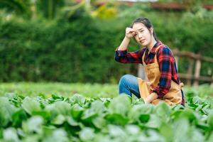 trabajo agrícola femenino en una granja de vegetales orgánicos foto