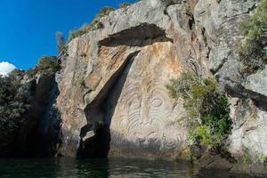 las tallas rupestres maoríes el icónico lugar de atracción turística en el lago taupo el lago de agua dulce más grande de nueva zelanda. foto