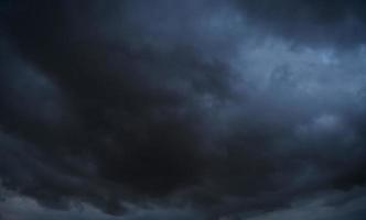 fondo de entorno de naturaleza escénica de nubes blancas y grises. nubes de tormenta flotando en un día lluvioso con luz natural. paisaje de nubes, clima nublado sobre el cielo azul. foto