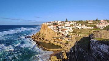 azenhas do mar, portugal. naturlig slå samman i de hav, Nästa till de klippa och en havet by under solnedgång. bäst destinationer i de värld. mest besökta platser. högtider. naturskön och exotisk. video