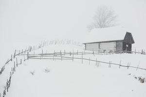 una abundante nevada en los cárpatos rumanos en el pueblo de sirnea, brasov. invierno real con nieve en el campo foto